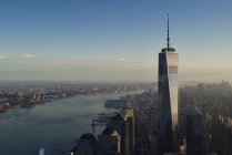 USA, New York, New York City, paysage urbain avec World Trade Center et Hudson River au coucher du soleil — Photo de stock