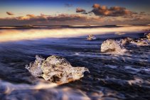 Islande, Côte Sud, petits morceaux de glace sur la plage de Jokulsarlon — Photo de stock