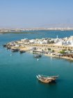 Omán, Ceniza Sharqiyah, Ad Daffah, vista al puerto marítimo Sur y Laguna Azul - foto de stock