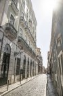 Португалія, Лісабон, вулиця в Байрро - Альто. — стокове фото