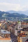 Austria, Tirolo, Innsbruck, Maria-Theresia-Strae, zona pedonale e Stadio Bergisel sullo sfondo — Foto stock