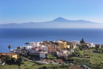 Espanha, Ilhas Canárias, La Gomera, Agulo, Ilha Teneriffa com Pico del Teide em segundo plano — Fotografia de Stock