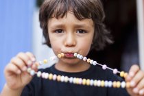 Retrato de menino com colar de centenas e milhares — Fotografia de Stock