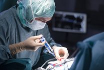Retrato do neurocirurgião fechamento da ferida operatória — Fotografia de Stock