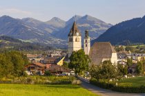 Austria, Tirol, Kitzbuehel, paisaje urbano con iglesias - foto de stock