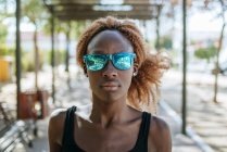 Портрет молодой женщины в солнечных очках — стоковое фото