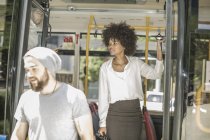 Menschen steigen aus Stadtbus aus — Stockfoto