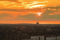 Alemania, Berlín, paisaje urbano con cielo nublado al atardecer - foto de stock
