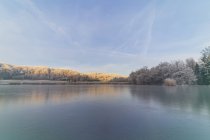Lago congelado no inverno — Fotografia de Stock