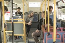 Gente hablando en autobús urbano - foto de stock