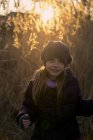 Портрет дівчина стояла восени на Вечір twilight — стокове фото