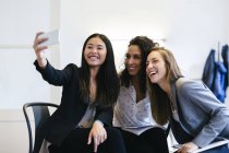 Tre donne d'affari che fanno selfie con uno smartphone — Foto stock