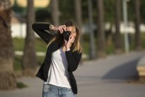 Жінка фотографує глядача — стокове фото