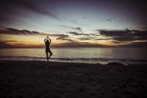 États-Unis, Floride, Naples, Silhouette de femme faisant du yoga à la plage, coucher de soleil — Photo de stock