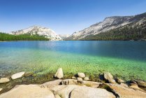 California, lago de montaña, Parque Nacional Yosemite - foto de stock