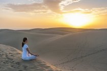 Frau praktiziert Yoga — Stockfoto