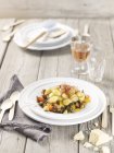 Gnocchi auf Gemüse auf Holztisch — Stockfoto