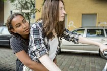 Due ragazze adolescenti insieme in bicicletta — Foto stock
