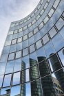 Alemania, Stuttgart Vaihingen, reflexiones sobre la fachada de cristal de una torre de oficinas - foto de stock