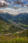 Schweiz, Gotthardpass, Blick ins Tal bei Tag — Stockfoto