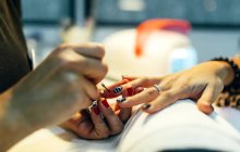 Nagelpflege im Schönheitssalon — Stockfoto