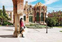 Espagne, Barcelone, femme prenant des photos du site Sant Pau Art Nouveau — Photo de stock