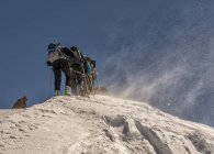 Sciatori con zaini escursioni in pista in montagna — Foto stock