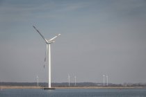 Alemanha, Warnemuende, Rostock Port, parque eólico à beira-mar — Fotografia de Stock