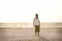 Homem de pé no deserto sozinho — Fotografia de Stock