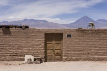 Chili, San Pedro de Atacama, maison au bord du désert d'Atacama — Photo de stock