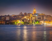 Turchia, Istanbul, veduta della Torre di Galata illuminata sul Corno d'Oro illuminato di notte — Foto stock