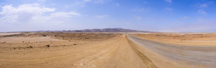 Namibie, route côtière entre Swakopmund et Cape Cross, Lagunenberg en arrière-plan — Photo de stock