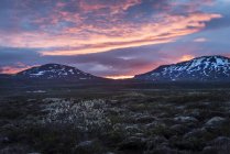 Islândia, Golden Circle National Park ao sol da meia-noite — Fotografia de Stock