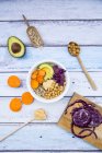 Bol de quinoa, avocat, pois chiches rôtis, patate douce, chou rouge et houmous — Photo de stock
