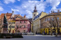Rumania, Sibiu, Bishop Teutsch Monument on Square Albert Huet — Stock Photo