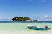 Seychelles, Praslin, Anse Volbert, motorboat, Chauve Souris Island and Saint Pierre during daytime — Stock Photo