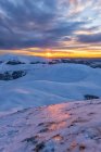 Italia, Umbría, Parque Nacional Monti Sibillini, Puesta de sol en los Apeninos en invierno - foto de stock