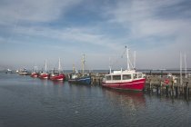 Germania, Warnemuende, Canale Vecchio con barche ormeggiate — Foto stock