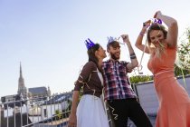 Giovani che danno una festa sulla terrazza panoramica — Foto stock