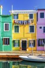 View to three colourful houses at sunlight, Burano, Veneto, Italy — Stock Photo