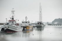 Germania, Sassnitz, Barche da pesca in porto d'inverno durante il giorno — Foto stock