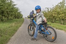 Portrait de petit garçon en balade à vélo avec son père — Photo de stock