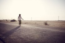 Homme voyageant seul sur la route de campagne — Photo de stock
