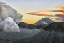 Indonésia, Java, Vulcões Bromo, Batok e Semeru pela manhã — Fotografia de Stock