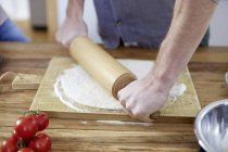 Uomo che prepara l'impasto con mattarello — Foto stock