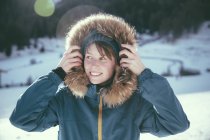 Italie, Val Venosta, Slingia, femme souriante avec capuche en fourrure dans un paysage hivernal — Photo de stock