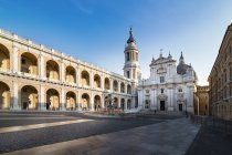 Italie, Lorette, Piazza della Madonna, Basilique de la Sainte Maison et Palazzo Apostolico — Photo de stock