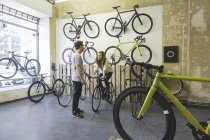 Ciclo de carreras de pruebas de clientes en una tienda de bicicletas a medida - foto de stock