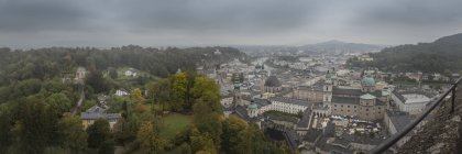 Austria, Salzburgo, Vista panorámica del centro de Salzburgo en la niebla - foto de stock