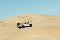 Набиа, пустыня Неб, Свазиленд, автомобиль среди дюн в пустыне — стоковое фото